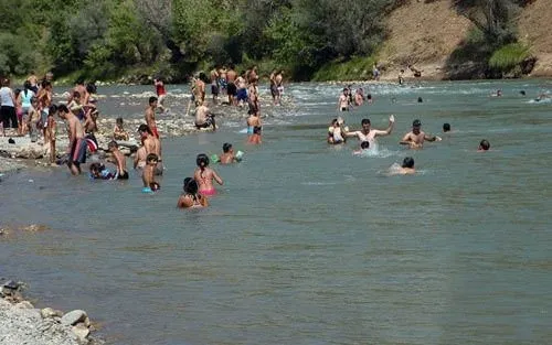 Tunceli'de insanlar plajlara akın ediyor