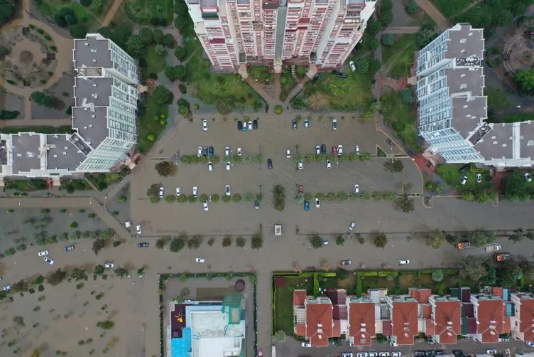 İzmir'deki sel felaketi havadan görüntülendi! Araçlar sular altında kaldı