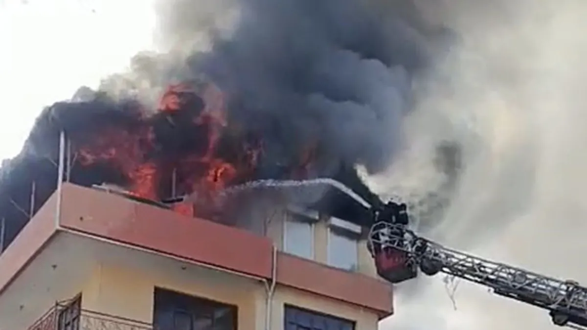 Antalya'da yürekler ağza geldi: Anne ve çocuklarını kapıyı kırarak kurtardılar! Antalya'da yürekler ağza geldi: Anne ve çocuklarını kapıyı kırarak kurtardılar!