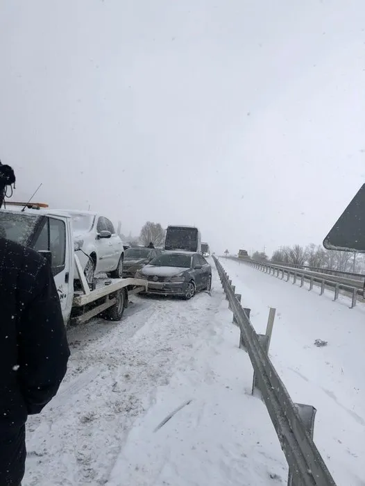 Yağan kar felakete yol açtı! Ulaşıma kapanan yolda büyük kaza!