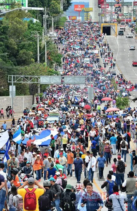 Honduras karıştı! ABD Büyükelçiliğinin kapısını ateşe verdiler