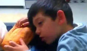 Sofrada ekmekle uyuklayan çocuk, ilgi odağı oldu
