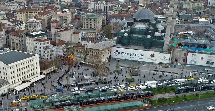 Bugün Eminönü! Milli Piyango kuyruğu havadan görüntülendi