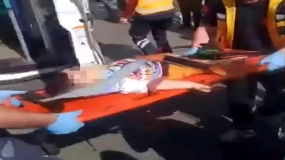 Yolda karşıya geçmeye çalışan anne ve çocuğuna otomobil çarptı: 2 yaşındaki bebek hayatını kaybetti