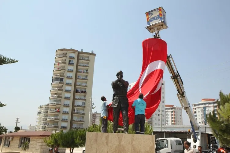 Kahraman asker Ömer Halisdemir’in heykeli dikildi