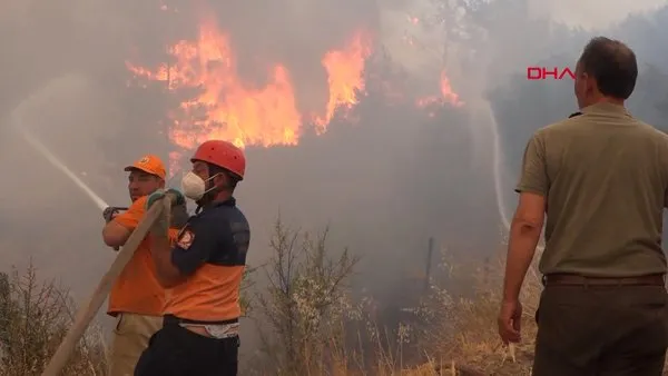 Antalya Manavgat'ta orman yangınından son dakika görüntüleri! Mahalleye ulaşan dev alevler kamerada...