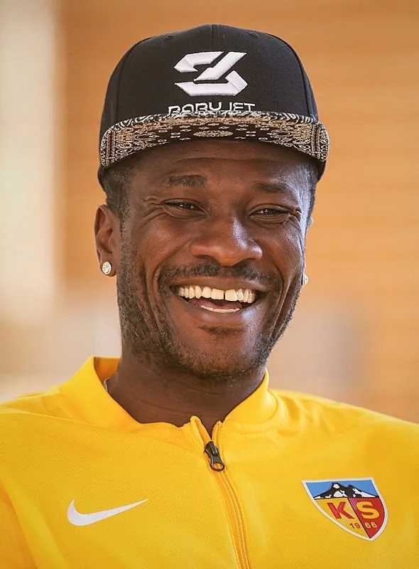 Asamoah Gyan: Devre arasında namaz kılan futbolcuları görünce...