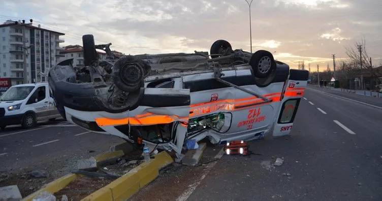Aksaray’da korkunç kaza! Ambulansla otomobil çarpıştı: 4 yaralı!
