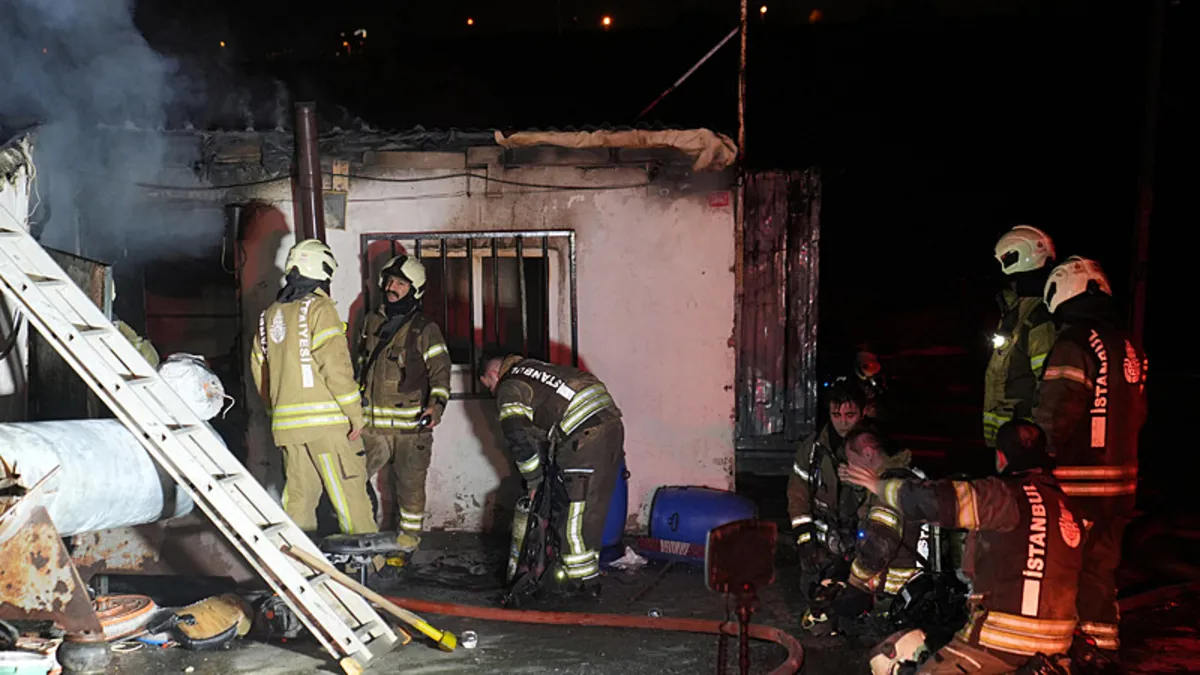 Sultangazi'de iki iş yeri alev alev yandı