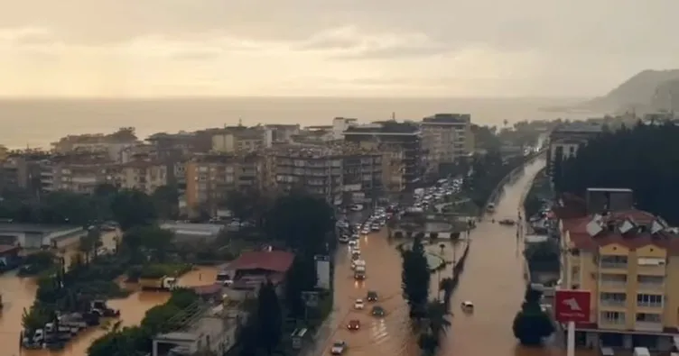 Alanya sağanağa teslim oldu