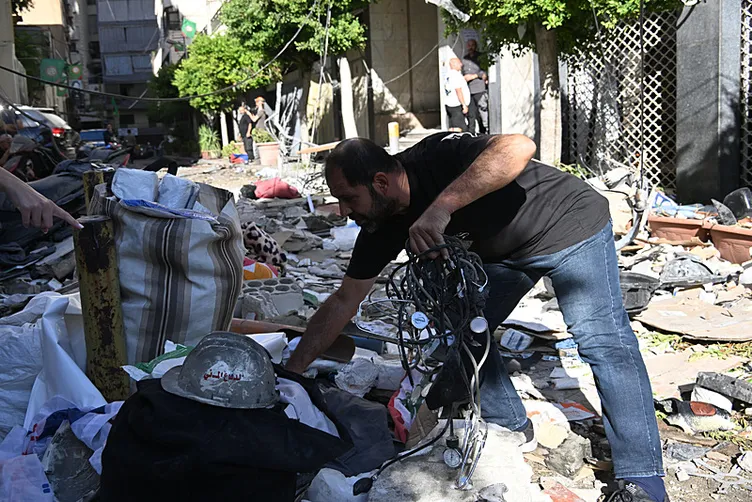 SON DAKİKA: Katil İsrail ordusu Beyrut’ta sağlık merkezini hedef aldı: Katliam uçakları peş peşe saldırı yaptı...