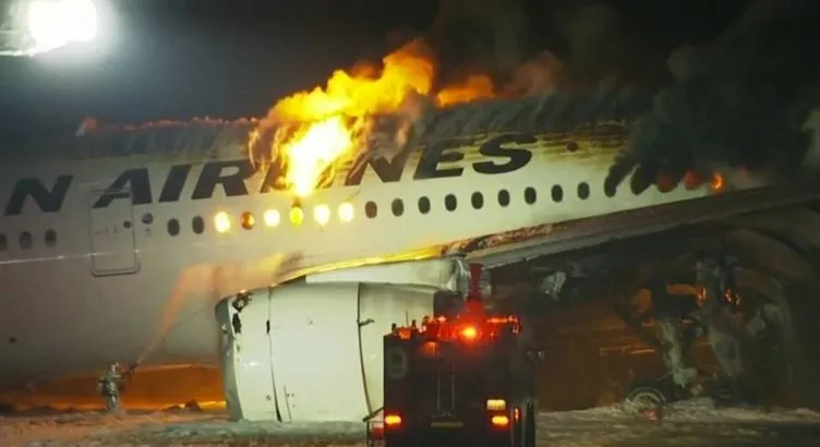SON DAKİKA | Japonya’da yeni felaket: Uçakta dev patlama! Alevler içindeki uçak ikiye bölündü