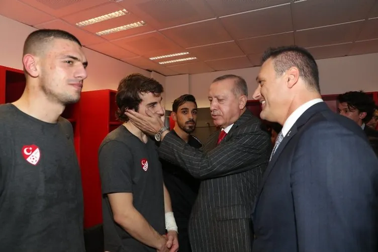 Başkan Erdoğan Türkiye-İzlanda maçı sonrası futbolcuları soyunma odasında kutladı