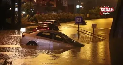 Hatay’da caddeler göle döndü, araçlar suya gömüldü | Video