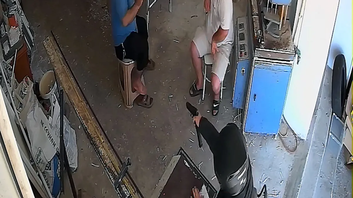 PVC ustası taburede otururken silahlı saldırıya uğradı! PVC ustası taburede otururken silahlı saldırıya uğradı!