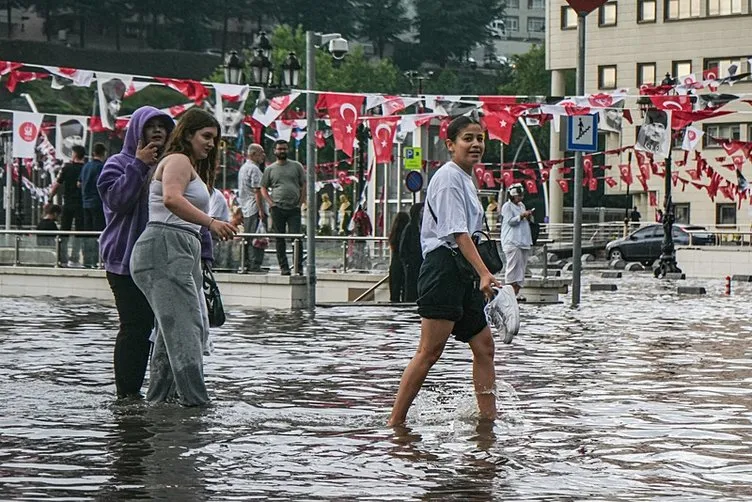 Ankara’da sağanak yağış hayatı felç etti! Yollar göle döndü, araçlar selde sürüklendi