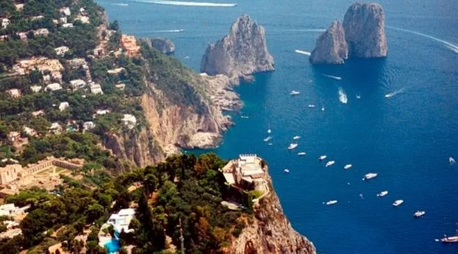 İtalya’nın Capri Adası güzellikleri ile büyülüyor