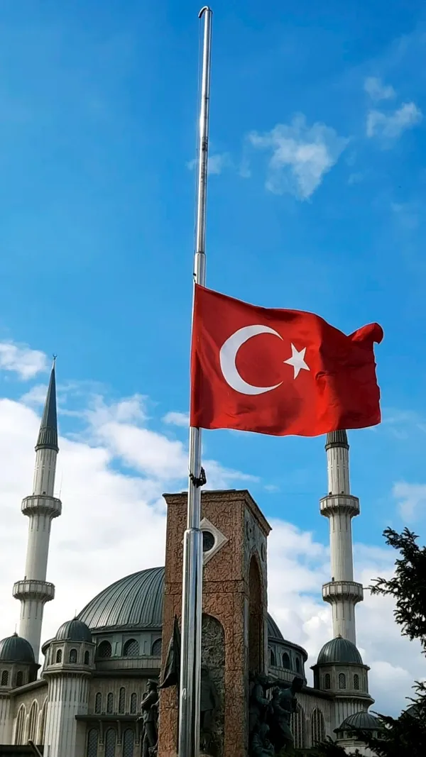 milli-yas-ilaninin-ardindan-turkiyede-bayraklar-yariya-indirildi-1697719530718.jpg
