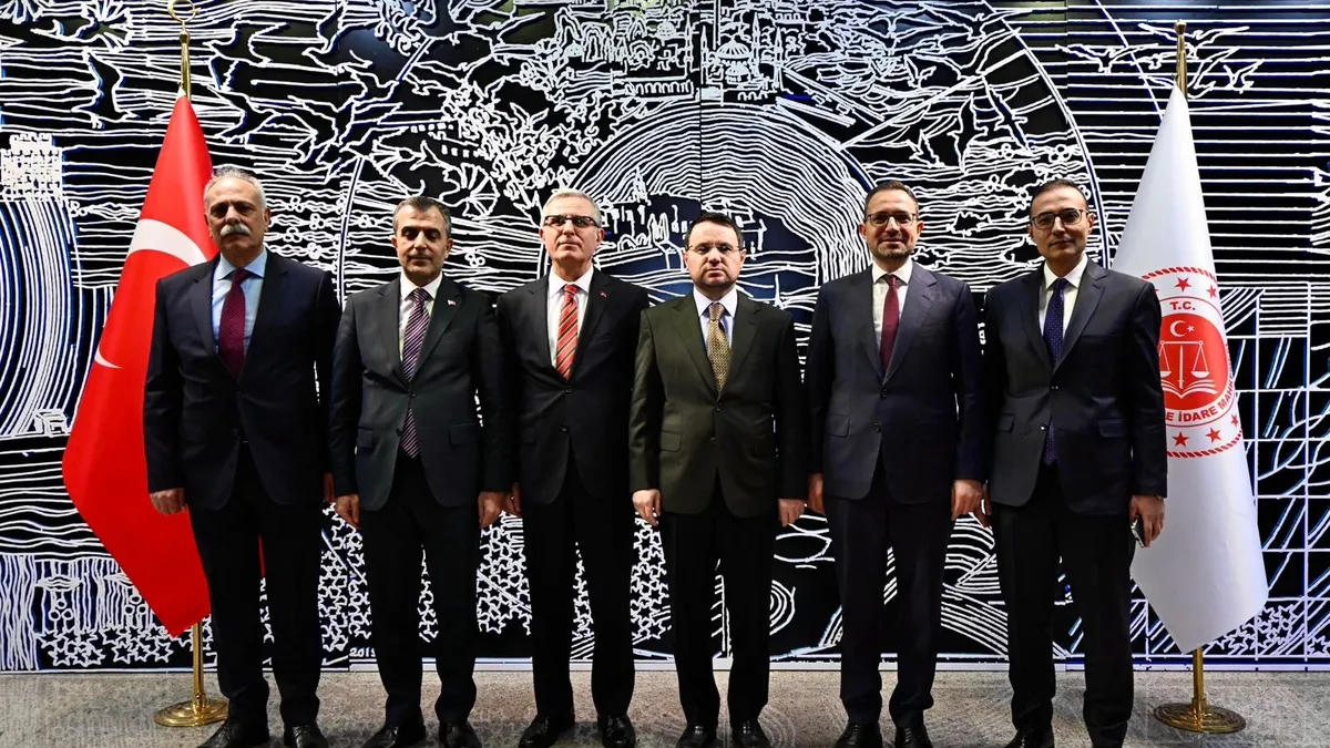 Bakan Gürlek’ten net mesaj: “Adalet güçlüden yana algısını hep birlikte kıracağız” Bakan Gürlek’ten net mesaj: “Adalet güçlüden yana algısını hep birlikte kıracağız”