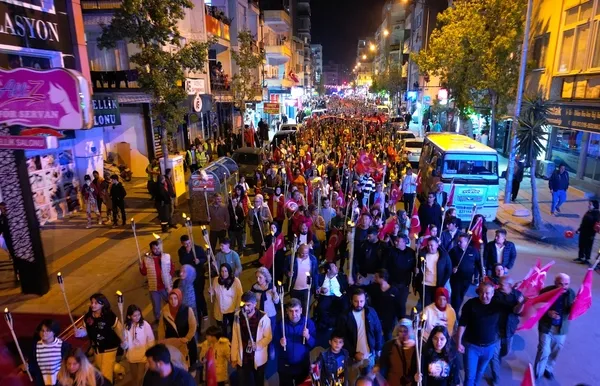 erdemlide-10-bin-kisi-mesale-ve-bayraklarla-cumhuriyet-icin-yurudu-1730301764974.jpg