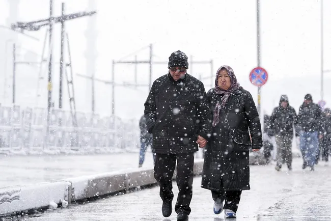 son-dakika-hava-durumu-uyarisi-meteoroloji-ve-akomdan-istanbul-icin-kar-alarmi-saat-verildi-kar-bir-anda-basti-1768131299431.jpg (2047×1366)