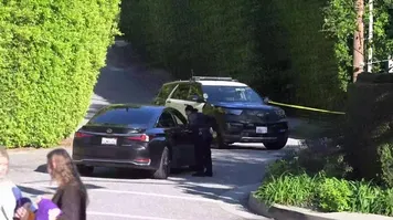 Dünyaca ünlü şarkıcı Rihanna'nın evine silahlı saldırı! 10 el ateş açıldı | Video