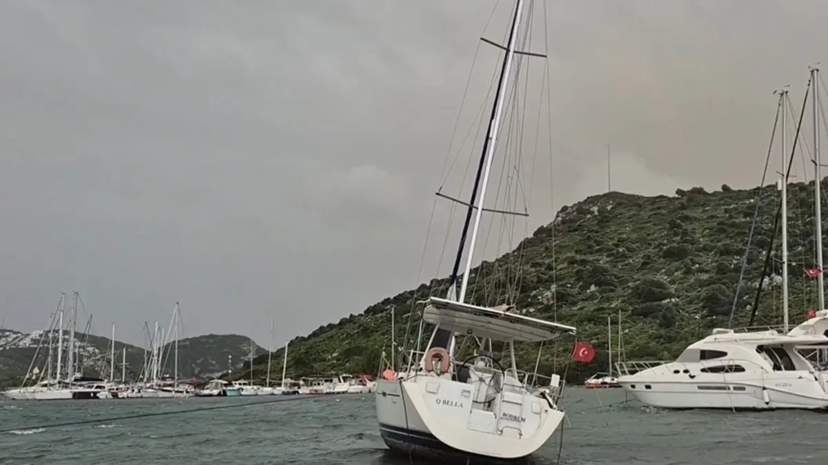 Bodrum’da fırtına etkili oldu, 2 tekne karaya oturdu Bodrum’da fırtına etkili oldu, 2 tekne karaya oturdu