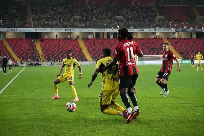 fenerbahce-gaziantep-fk-deplasmaninda-canli-en-nesyriden-duble-1761588253246.jpg