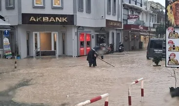 İzmir’de sel can aldı! Yollar göle döndü evleri su bastı