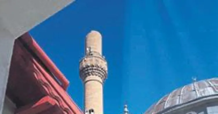 Rüzgar minareyi uçurdu