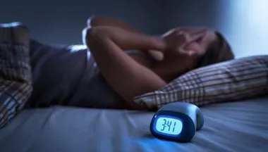 Uyku uzmanı anlattı: Gece uyanırsanız yapabileceğiniz en kötü şey! Uyku sorunlarının asıl nedeni...