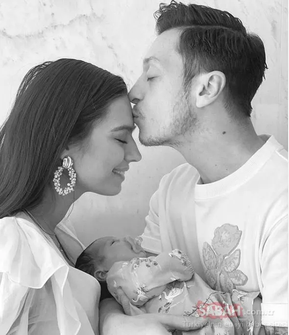 Mesut Özil Küçük prensesim dediği kızı ile tatil pozu paylaştı! Mesut Özil’i kıskanan Amine Gülşe de kızı Eda ile aynı pozu verdi!
