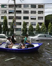 Tayland’da sel felaketinde bilanço ağırlaşıyor