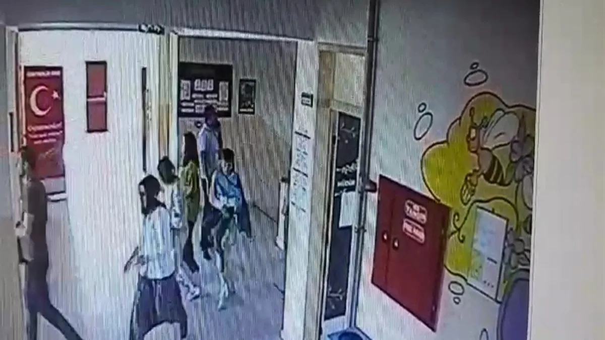Yer Malatya: 5.9'luk depremde engelli öğrencisini kucağında taşıdı!