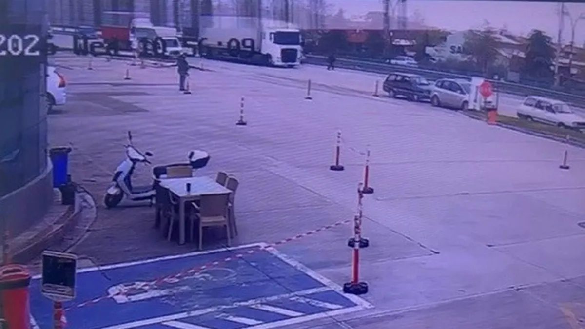 Manisa’da feci kaza: Yaşlı adama minibüs çarptı! Manisa’da feci kaza: Yaşlı adama minibüs çarptı!