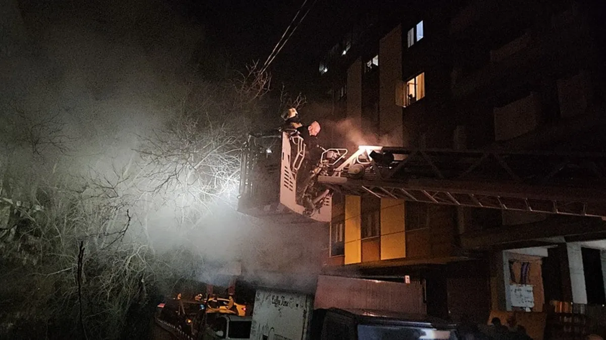 Kağıthane’de korkutan yangın: Binada mahsur kalan 11 kişi kurtarıldı Kağıthane’de korkutan yangın: Binada mahsur kalan 11 kişi kurtarıldı