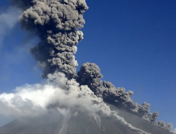 Filipinler'de Mayon Yanardağı patladı