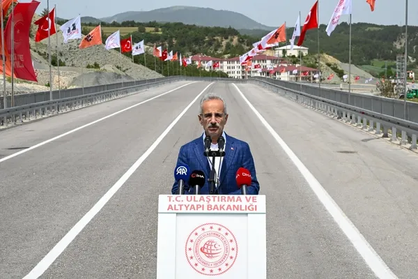 son-dakika-bolu-goynuk-cevre-yolu-hizmete-acildi-15-dakikalik-sehir-gecisi-4-dakikaya-dustu-1748178468281.jpg