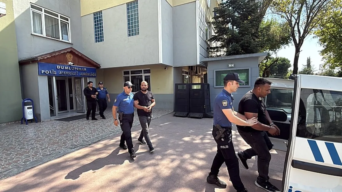 Sakarya'da 4 evin ateşe verildiği silahlı kavgaya ilişkin 4 şüpheli tutuklandı