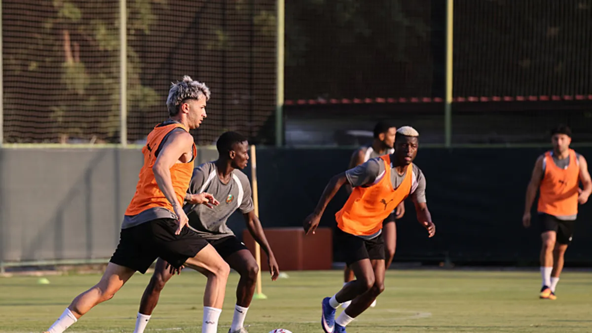 Corendon Alanyaspor futbol takımı sahada antrenman yaparken