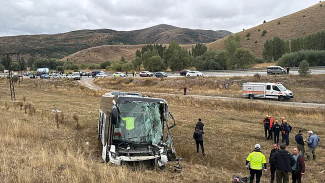 Sivas’ta feci kaza! Yolcu otobüsü ile TIR çarpıştı! 3’ü ağır 23 yaralı!