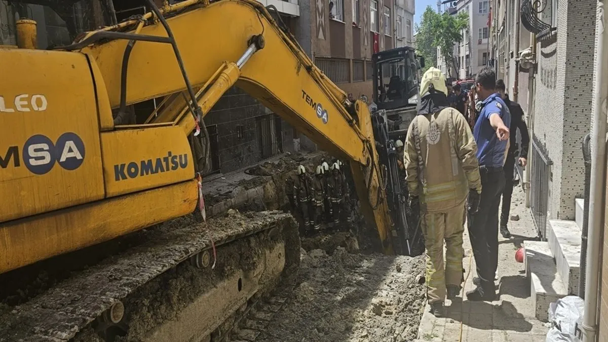 SON DAKİKA | İSKİ'nin kanalizasyon çalışmasında yol çöktü!