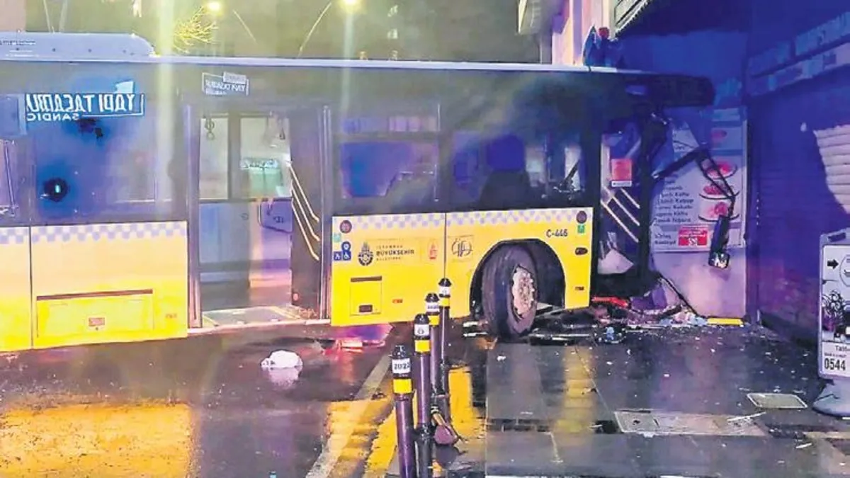 İETT otobüsü binaya çarptı: 6 yaralı