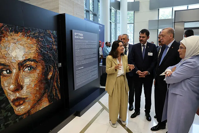 baskan-erdogan-ve-esi-emine-erdogan-turkevinde-acilan-atik-sergisini-gezdi-1663659500728.jpg