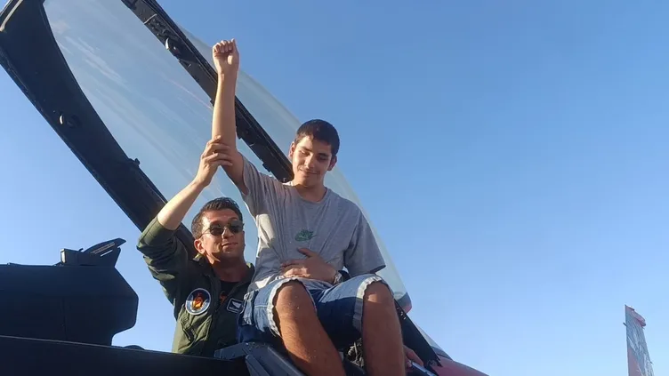 TEKNOFEST’te duygulandıran anlar: Görme engelli ikiz kardeşlerin F16 hayali gerçek oldu