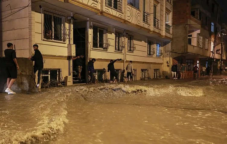 Son dakika: Meteoroloji'den İstanbul ve 6 il için turuncu, 15 ile sarı kodlu uyarı! Esenyurt'ta kuvvetli sağanak su baskınlarına neden oldu