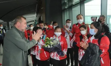 Madalya rekoru kıran özel sporcular çiçeklerle karşılandı