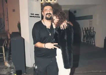 Arkadaşlar el ele gezer mi?