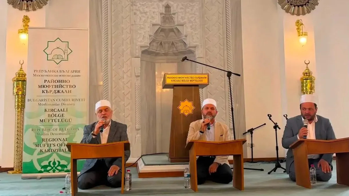 Bulgaristan'ın Kırcaali kentinde Yeni Cami'de 15 Temmuz şehitleri için düzenlenen anma programından bir görüntü.