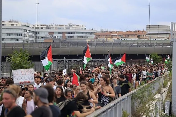 Gazze’deki soykırımı protesto için İtalya’da genel greve gidildi